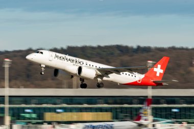 Zürih, İsviçre, 24 Ocak 2025 HB-AZH Helvetic Havayolları Embraer E190-E2 uçağı kalkıyor.