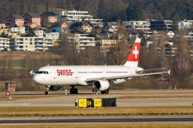 Zürih, İsviçre, 24 Ocak 2025 İsviçre HB-IOH İsviçre Airbus A321-111 uçağı kalkıyor.