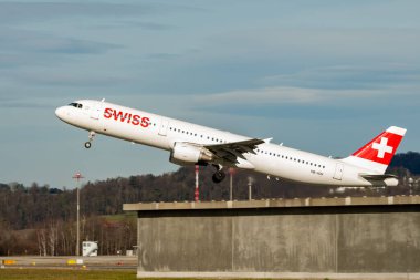 Zürih, İsviçre, 24 Ocak 2025 İsviçre HB-IOH İsviçre Airbus A321-111 uçağı kalkıyor.