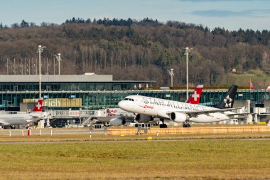Zürih, İsviçre, 24 Ocak 2025 HB-IJO Swiss Star Alliance Airbus A320-214 pistten kalkıyor.