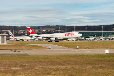 Zürih, İsviçre, 24 Ocak 2025 İsviçre HB-JMH İsviçre Airbus A340-313 pistten kalkıyor.