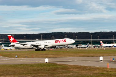 Zürih, İsviçre, 24 Ocak 2025 İsviçre HB-JMH İsviçre Airbus A340-313 pistten kalkıyor.