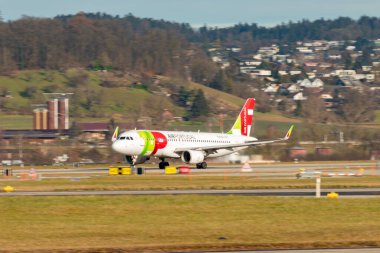 Zürih, İsviçre, 24 Ocak 2025 CS-TNV TAP Air Portugal Airbus A320-214 pistten kalkıyor.