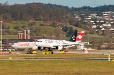 Zürih, İsviçre, 24 Ocak 2025 D-AILT Lufthansa Star Alliance Airbus A319-114 pistten kalkıyor.