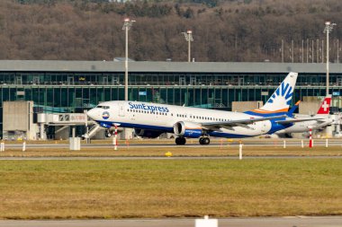Zürih, İsviçre, 24 Ocak 2025 TC-SMJ Sun Express Boeing 737-8 MAX uçağı kalkıyor.