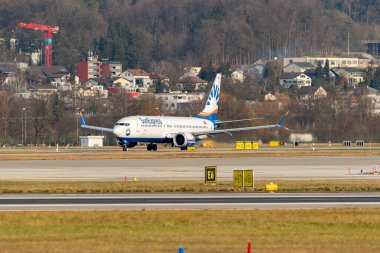 Zürih, İsviçre, 24 Ocak 2025 TC-SMJ Sun Express Boeing 737-8 MAX uçağı kalkıyor.