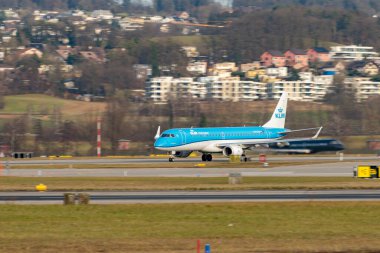 Zürih, İsviçre, 24 Ocak 2025 PH-EZV KLM Royal Dutch Airlines Embraer E190STD uçağı kalkıyor.