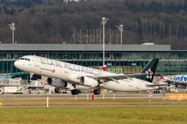Zürih, İsviçre, 24 Ocak 2025 TC-JRP Türk Hava Yolları Star Alliance Airbus A321-231 uçağı kalkıyor.