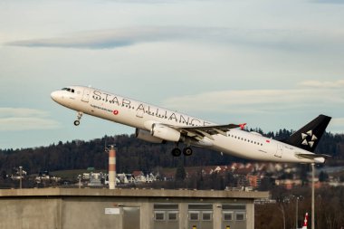Zürih, İsviçre, 24 Ocak 2025 TC-JRP Türk Hava Yolları Star Alliance Airbus A321-231 uçağı kalkıyor.