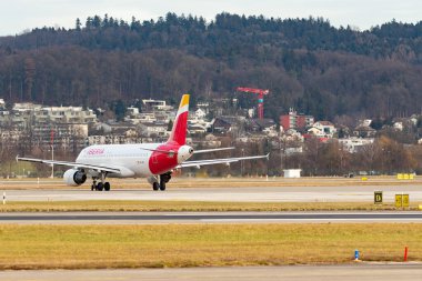 Zürih, İsviçre, 24 Ocak 2025 EC-IZH İberia Airbus A320-214