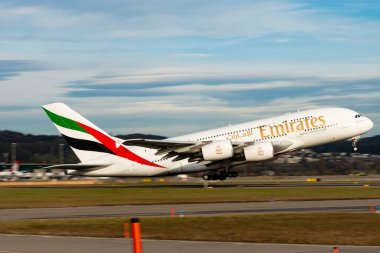 Zürih, İsviçre, 24 Ocak 2025 A6-EEB Emirlikleri Airbus A380-861 uçak kalkıyor.