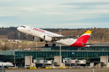 Zürih, İsviçre, 24 Ocak 2025 EC-IZH İberia Airbus A320-214 pistten kalkıyor.
