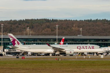 Zürih, İsviçre, 24 Ocak 2025 A7-ANP Katar Havayolları Airbus A350-1041 uçakları