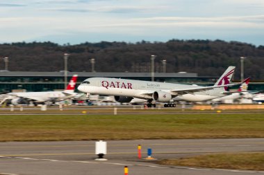 Zürih, İsviçre, 24 Ocak 2025 A7-ANP Katar Havayolları Airbus A350-1041 uçağı kalkıyor.