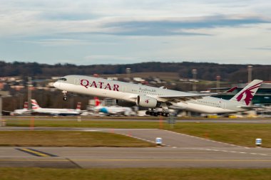 Zürih, İsviçre, 24 Ocak 2025 A7-ANP Katar Havayolları Airbus A350-1041 uçağı kalkıyor.