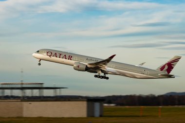 Zürih, İsviçre, 24 Ocak 2025 A7-ANP Katar Havayolları Airbus A350-1041 uçağı kalkıyor.