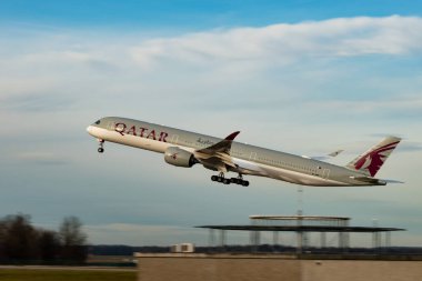 Zürih, İsviçre, 24 Ocak 2025 A7-ANP Katar Havayolları Airbus A350-1041 uçağı kalkıyor.