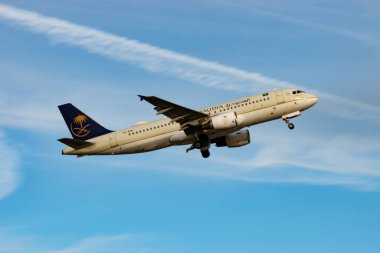 Zürih, İsviçre, 24 Ocak 2025 HZ-ASB Saudia Airbus A320-214 uçağı 16 numaralı pistten kalkıyor.