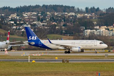 Zürih, İsviçre, 24 Ocak 2025 EI-SIU SAS Scandinavian Airlines Airbus A320-251N uçağı