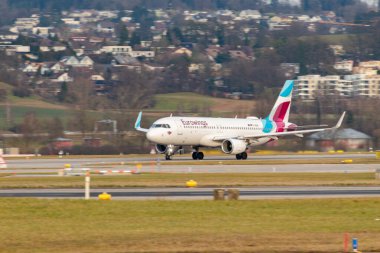 Zürih, İsviçre, 24 Ocak 2025 D-AEWO Eurowings Airbus A320-214 Pist 28 'den kalkıyor.