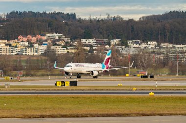 Zürih, İsviçre, 24 Ocak 2025 D-AEWI Eurowings Airbus A320-214 Pist 28 'den kalkıyor.