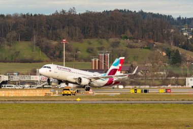Zürih, İsviçre, 24 Ocak 2025 D-AEWI Eurowings Airbus A320-214 Pist 28 'den kalkıyor.