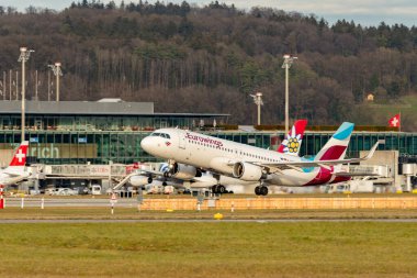 Zürih, İsviçre, 24 Ocak 2025 D-AEWI Eurowings Airbus A320-214 Pist 28 'den kalkıyor.