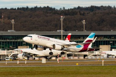 Zürih, İsviçre, 24 Ocak 2025 D-AEWI Eurowings Airbus A320-214 Pist 28 'den kalkıyor.