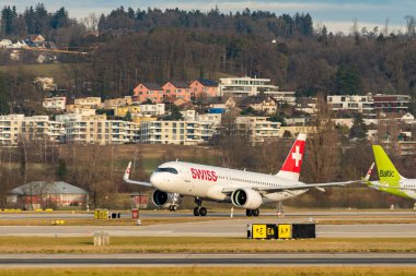 Zürih, İsviçre, 24 Ocak 2025 İsviçre HB-JDH İsviçre Airbus A320-271N uçağı kalkıyor.