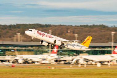 Zürih, İsviçre, 24 Ocak 2025 TC-RBN Pegasus Airbus A321-251NX uçağı kalkıyor.