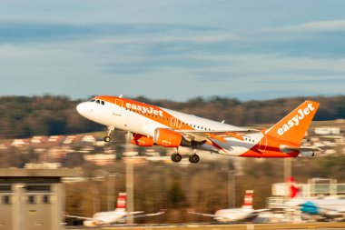 Zürih, İsviçre, 24 Ocak 2025 G-EZBZ Easy Jet Airbus A319-111 pistten kalkıyor.