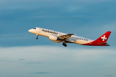 Zürih, İsviçre, 24 Ocak 2025 HB-AZC Helvetic Havayolları Embraer E190-E2 uçağı kalkıyor.