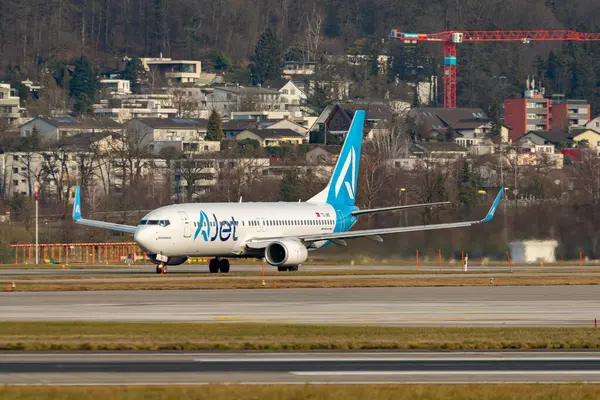 Zürih, İsviçre, 24 Ocak 2025 TC-JHC AJet Boeing 737-8F2 uçağı 28 numaralı pistten kalkıyor.