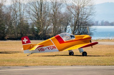 Wangen-Lachen, İsviçre, 8 Mart 2025 HB-YDN Brugger MD-2 Colibri pervane uçağı küçük bir havaalanına park ediyor.