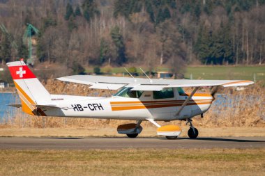 Wangen-Lachen, İsviçre, 8 Mart 2025 HB-CFH Reims Cessna F152 pervane uçağı kalkış pozisyonuna geçiyor.