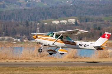 Wangen-Lachen, İsviçre, 8 Mart 2025 HB-CFH Reims Cessna F152 pervane uçağı 26 nolu pistten kalkıyor.
