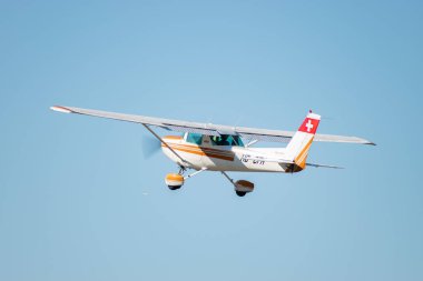 Wangen-Lachen, İsviçre, 8 Mart 2025 HB-CFH Reims Cessna F152 pervane uçağı 26 nolu pistten kalkıyor.