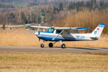 Wangen-Lachen, İsviçre, 8 Mart 2025 HB-CIY Cessna F152 pervaneli uçağı 26 nolu piste indi.