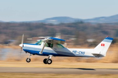 Wangen-Lachen, İsviçre, 8 Mart 2025 HB-CNS Reims Cessna F152 pervane uçağı kalkıyor.
