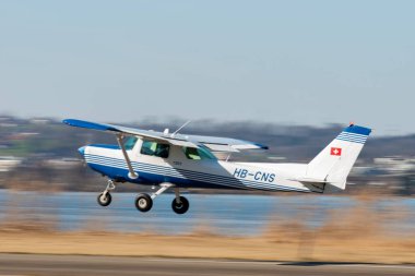 Wangen-Lachen, İsviçre, 8 Mart 2025 HB-CNS Reims Cessna F152 pervane uçağı kalkıyor.