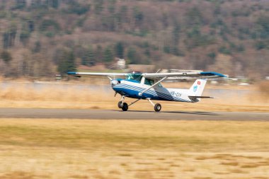 Wangen-Lachen, İsviçre, 8 Mart 2025 HB-CIY Cessna F152 pervane uçağı 26 nolu pistten kalkıyor.