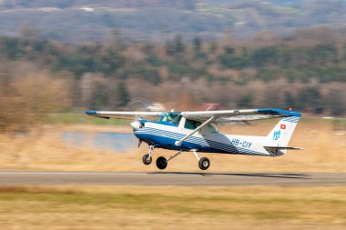 Wangen-Lachen, İsviçre, 8 Mart 2025 HB-CIY Cessna F152 pervane uçağı 26 nolu pistten kalkıyor.