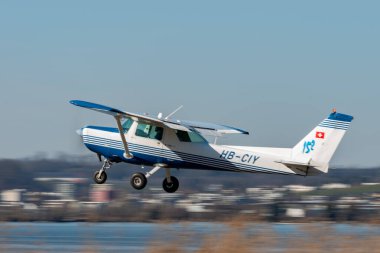 Wangen-Lachen, İsviçre, 8 Mart 2025 HB-CIY Cessna F152 pervane uçağı 26 nolu pistten kalkıyor.