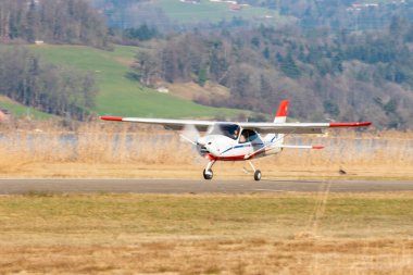 Wangen-Lachen, İsviçre, 8 Mart 2025 HB-KMX Tecnam P2008JC pervane uçağı 26 nolu piste iniyor.