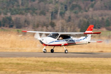Wangen-Lachen, İsviçre, 8 Mart 2025 HB-KMX Tecnam P2008JC pervane uçağı 26 nolu piste iniyor.