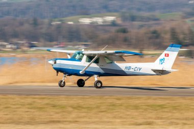Wangen-Lachen, İsviçre, 8 Mart 2025 HB-CIY Cessna F152 pervane uçağı 26 nolu piste iniyor.