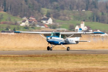 Wangen-Lachen, İsviçre, 8 Mart 2025 HB-CIY Cessna F152 pervane uçağı 26 nolu piste iniyor.