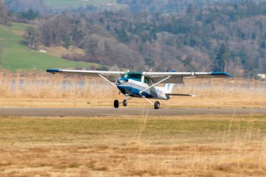 Wangen-Lachen, İsviçre, 8 Mart 2025 HB-CIY Cessna F152 pervane uçağı 26 nolu piste iniyor.