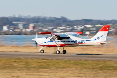 Wangen-Lachen, İsviçre, 8 Mart 2025 HB-KMX Tecnam P2008JC pervane uçağı 26 nolu piste iniyor.