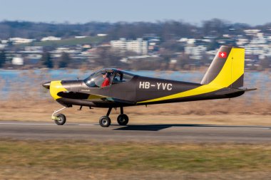 Wangen-Lachen, İsviçre, 8 Mart 2025 HB-YVC Vans RV-12iS pervane uçağı 26 nolu piste iniyor.